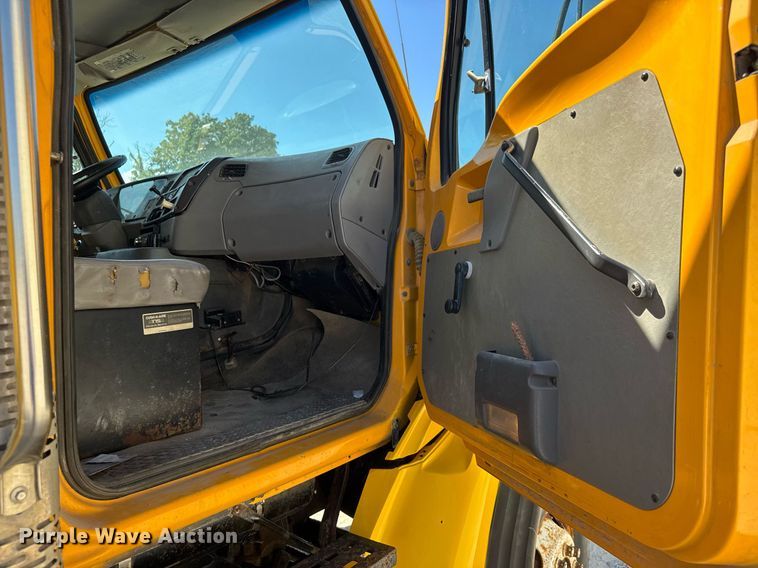 image for item DY0396 1998 Ford LTA9000 dump truck