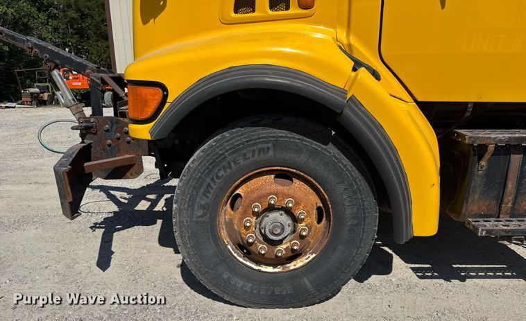 image for item DY0396 1998 Ford LTA9000 dump truck