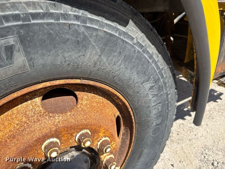 image for item DY0396 1998 Ford LTA9000 dump truck