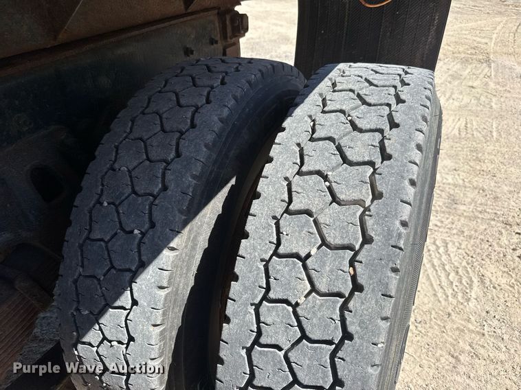 image for item DY0396 1998 Ford LTA9000 dump truck