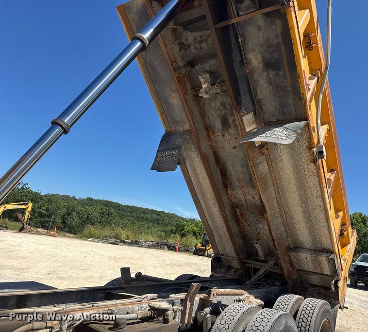 image for item DY0397 2014 Western Star 4700SB dump truck