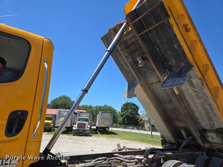 image for item DY0398 2014 Freightliner 114SD dump truck