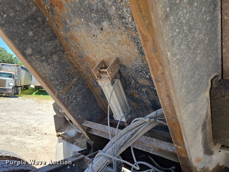 image for item DY0398 2014 Freightliner 114SD dump truck