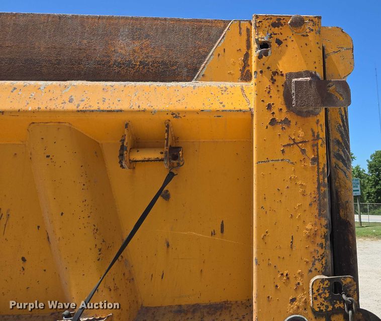 image for item DY0398 2014 Freightliner 114SD dump truck