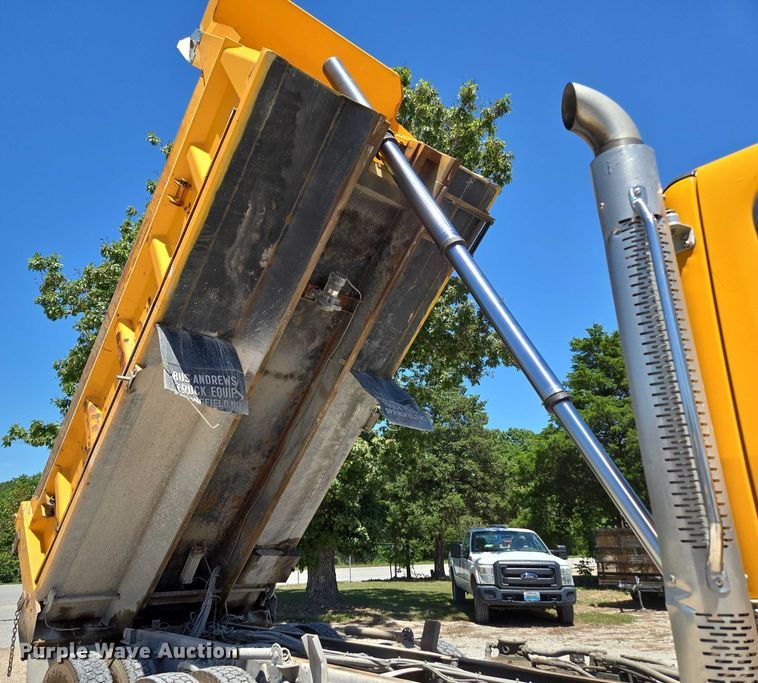 image for item DY0398 2014 Freightliner 114SD dump truck