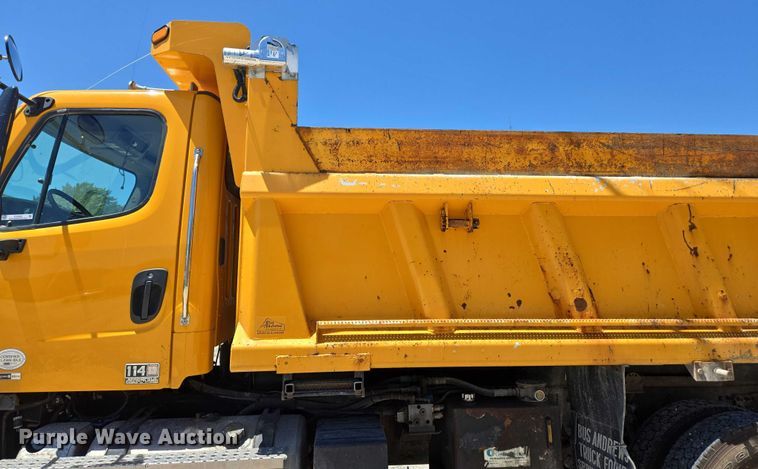image for item DY0398 2014 Freightliner 114SD dump truck