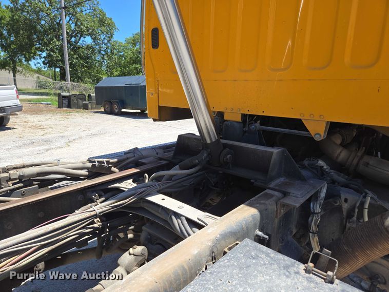 image for item DY0398 2014 Freightliner 114SD dump truck