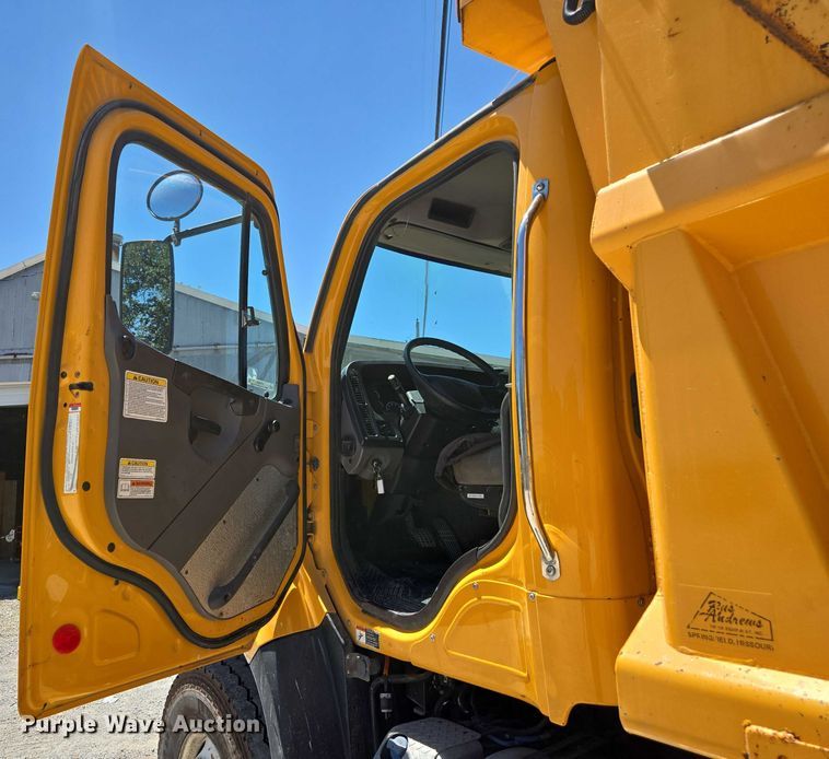 image for item DY0398 2014 Freightliner 114SD dump truck