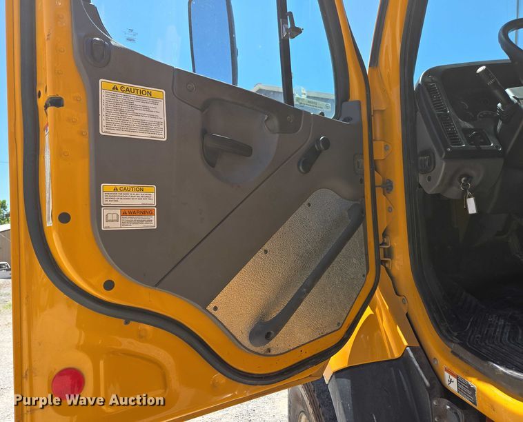 image for item DY0398 2014 Freightliner 114SD dump truck