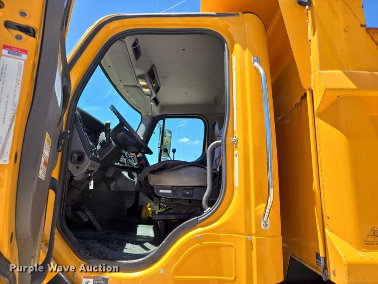 image for item DY0398 2014 Freightliner 114SD dump truck