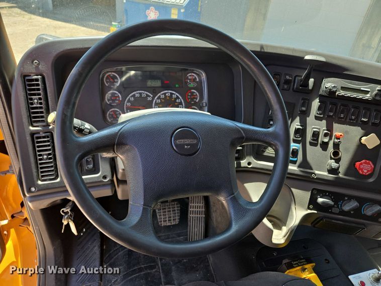 image for item DY0398 2014 Freightliner 114SD dump truck