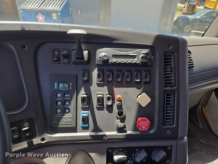 image for item DY0398 2014 Freightliner 114SD dump truck