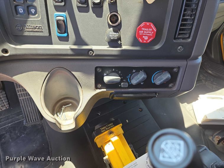 image for item DY0398 2014 Freightliner 114SD dump truck