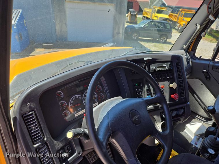 image for item DY0398 2014 Freightliner 114SD dump truck