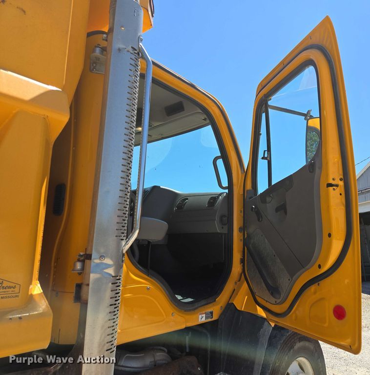image for item DY0398 2014 Freightliner 114SD dump truck