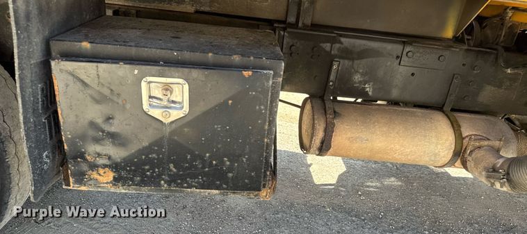 image for item DY0400 1997 Ford L9000 dump truck