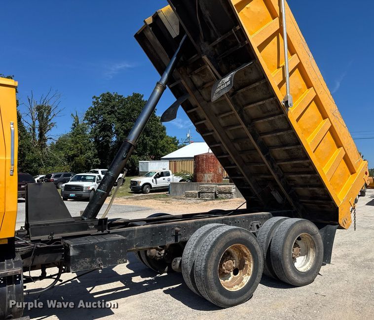 image for item DY0400 1997 Ford L9000 dump truck