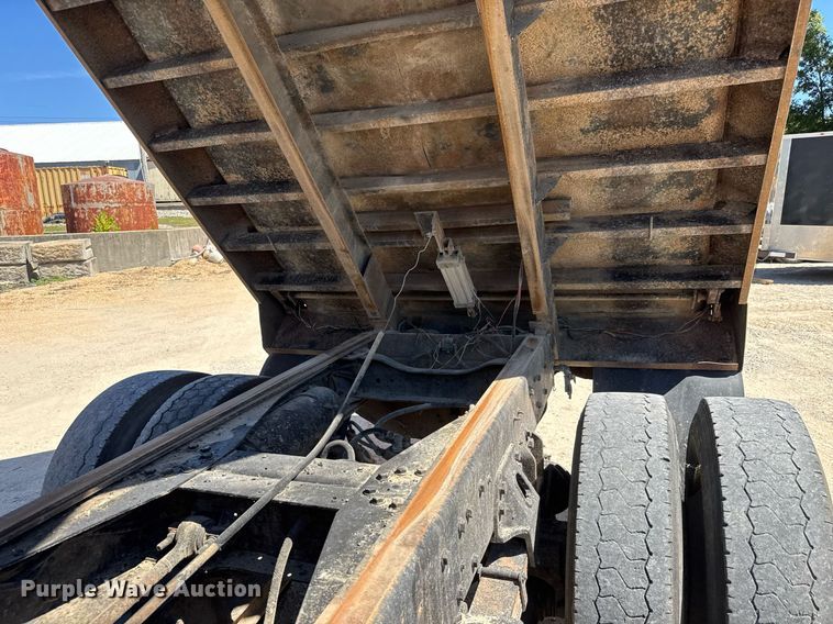 image for item DY0400 1997 Ford L9000 dump truck