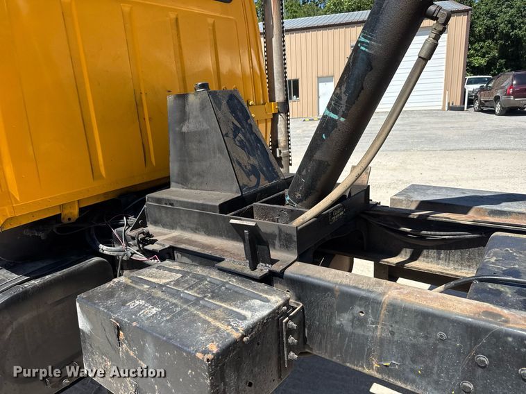 image for item DY0400 1997 Ford L9000 dump truck