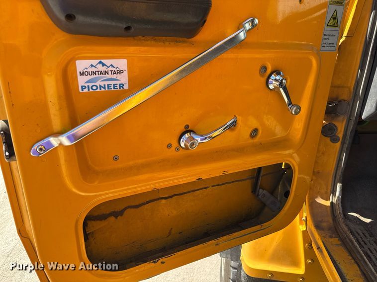 image for item DY0400 1997 Ford L9000 dump truck