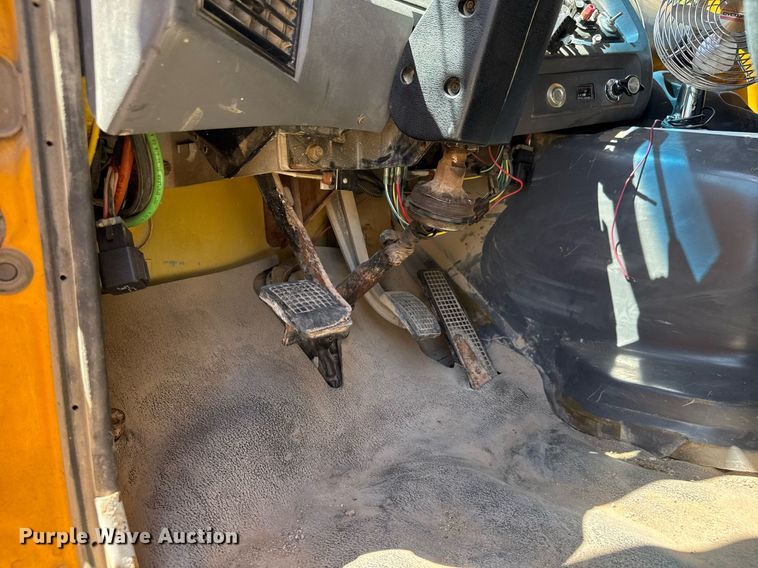 image for item DY0400 1997 Ford L9000 dump truck