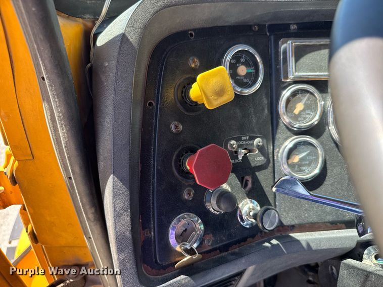 image for item DY0400 1997 Ford L9000 dump truck