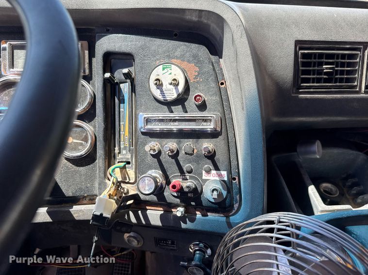 image for item DY0400 1997 Ford L9000 dump truck