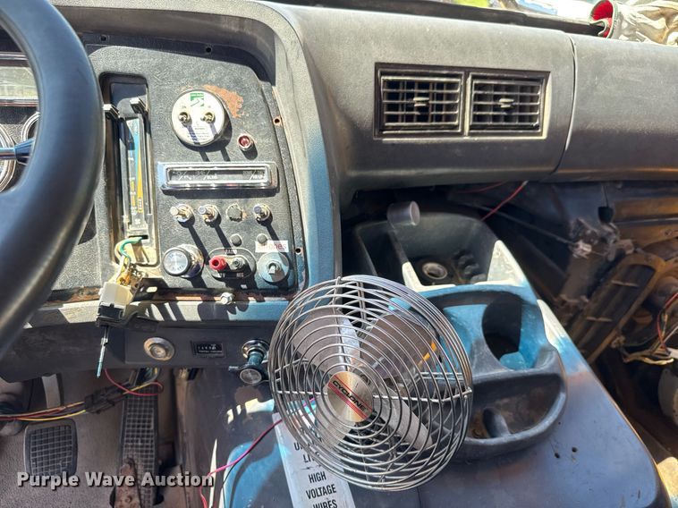 image for item DY0400 1997 Ford L9000 dump truck