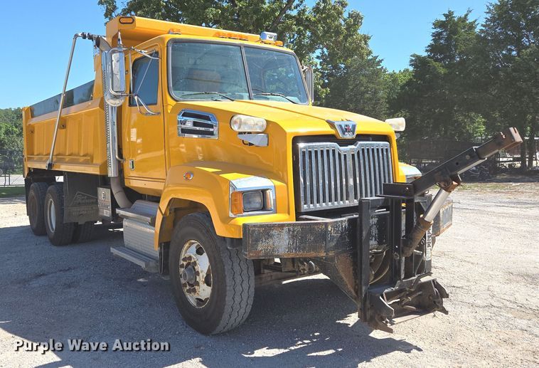 image for item DY0401 2015 Western Star 4700SF dump truck