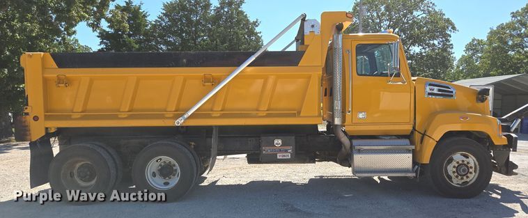 image for item DY0401 2015 Western Star 4700SF dump truck