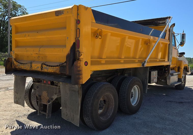 image for item DY0401 2015 Western Star 4700SF dump truck