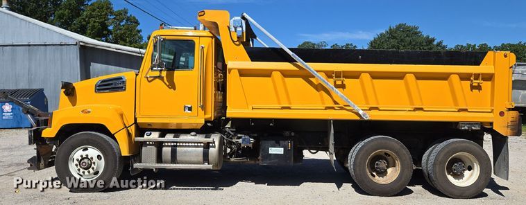 image for item DY0401 2015 Western Star 4700SF dump truck