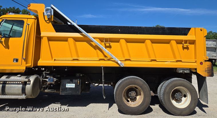 image for item DY0401 2015 Western Star 4700SF dump truck