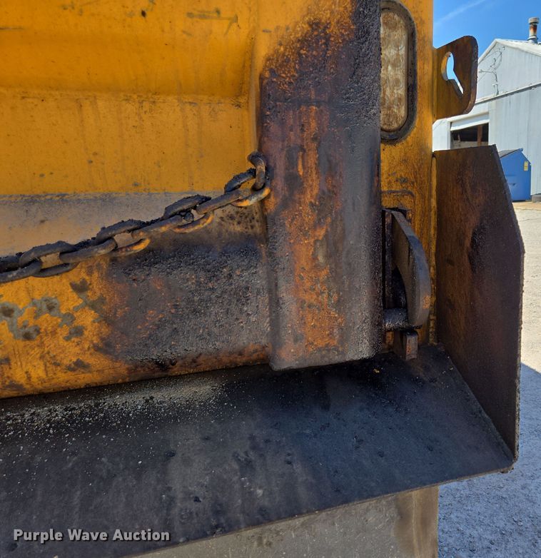 image for item DY0401 2015 Western Star 4700SF dump truck