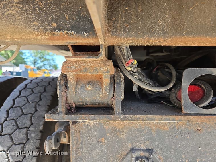 image for item DY0401 2015 Western Star 4700SF dump truck