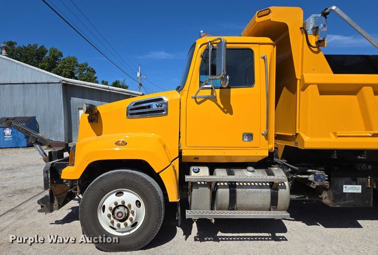 image for item DY0401 2015 Western Star 4700SF dump truck