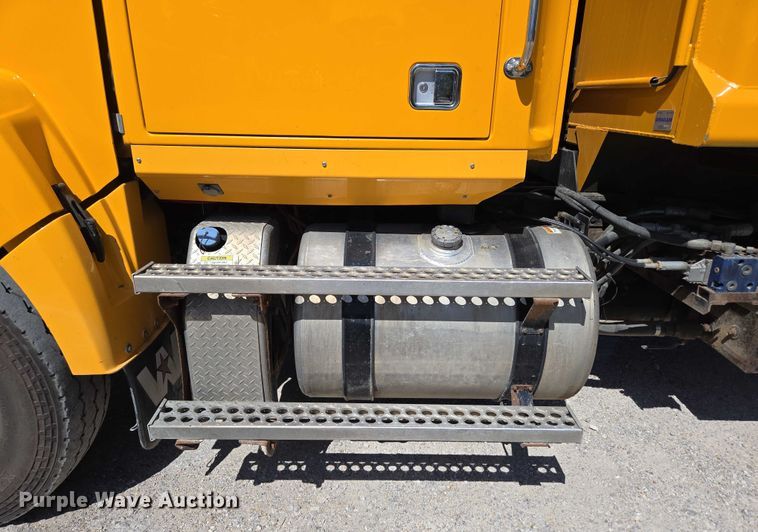 image for item DY0401 2015 Western Star 4700SF dump truck