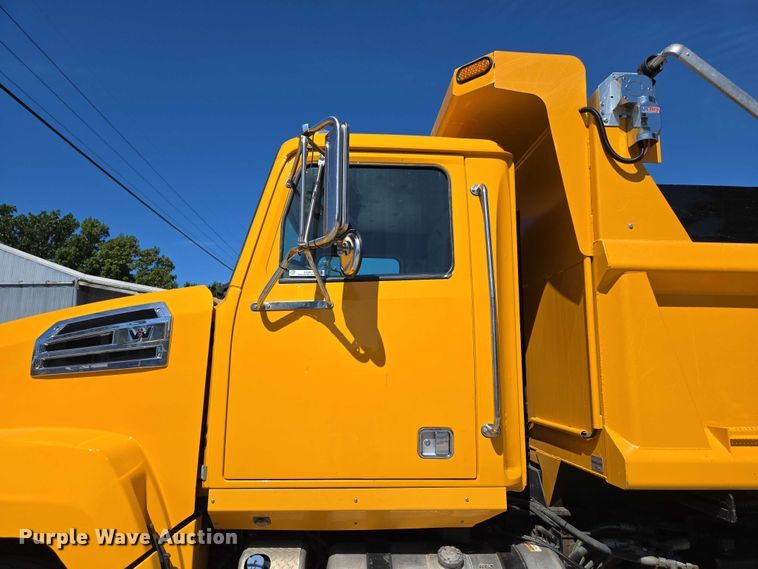 image for item DY0401 2015 Western Star 4700SF dump truck