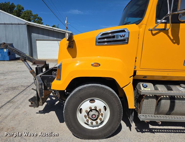 image for item DY0401 2015 Western Star 4700SF dump truck