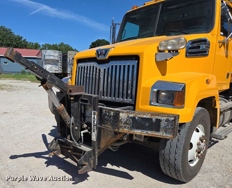 image for item DY0401 2015 Western Star 4700SF dump truck