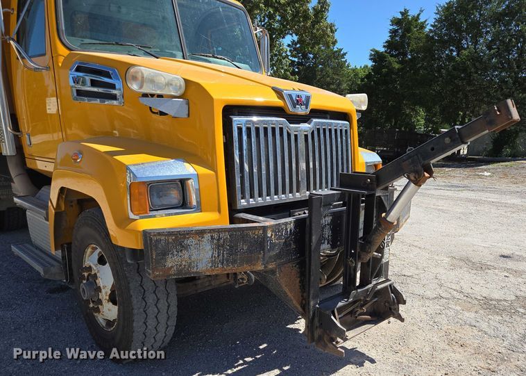 image for item DY0401 2015 Western Star 4700SF dump truck