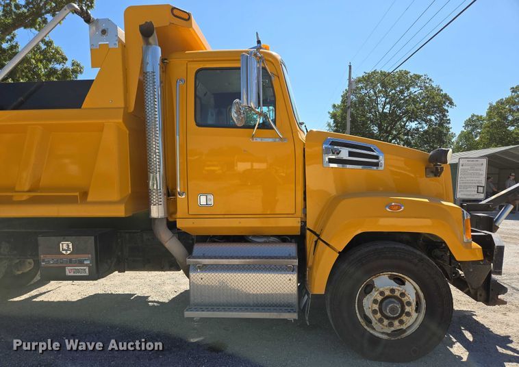 image for item DY0401 2015 Western Star 4700SF dump truck