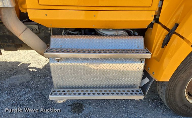 image for item DY0401 2015 Western Star 4700SF dump truck