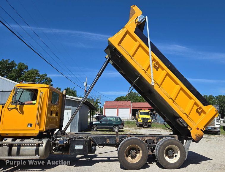 image for item DY0401 2015 Western Star 4700SF dump truck