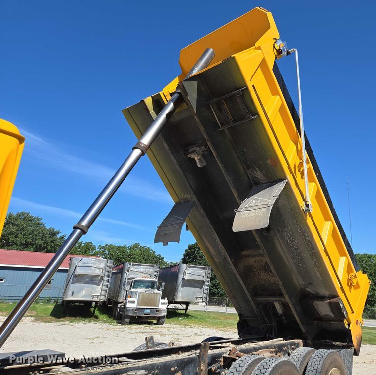 image for item DY0401 2015 Western Star 4700SF dump truck