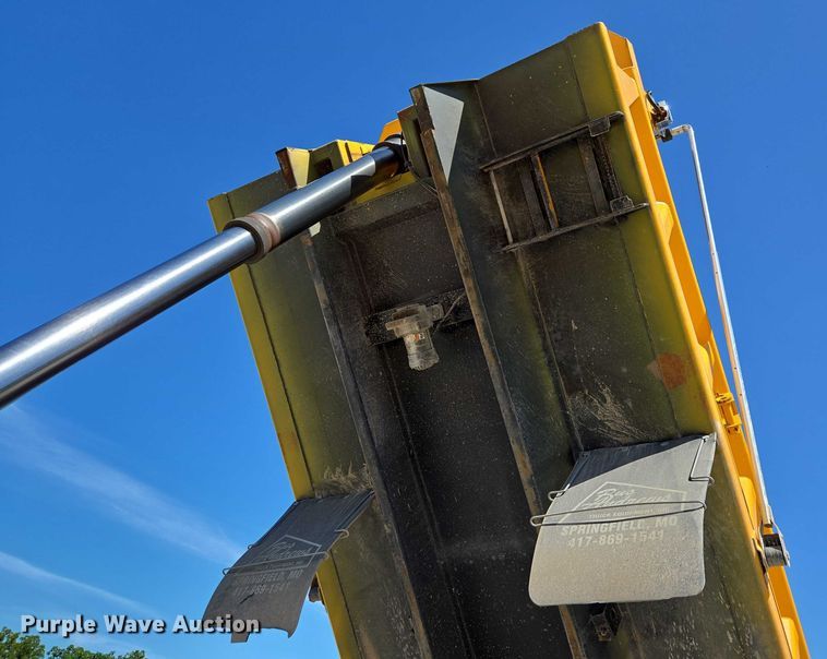 image for item DY0401 2015 Western Star 4700SF dump truck