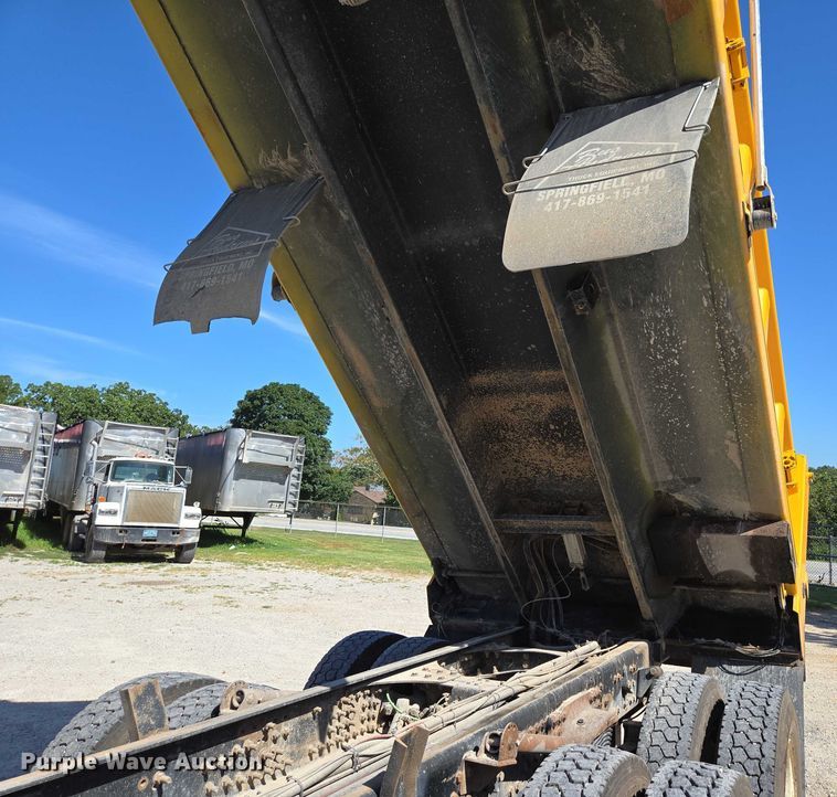 image for item DY0401 2015 Western Star 4700SF dump truck