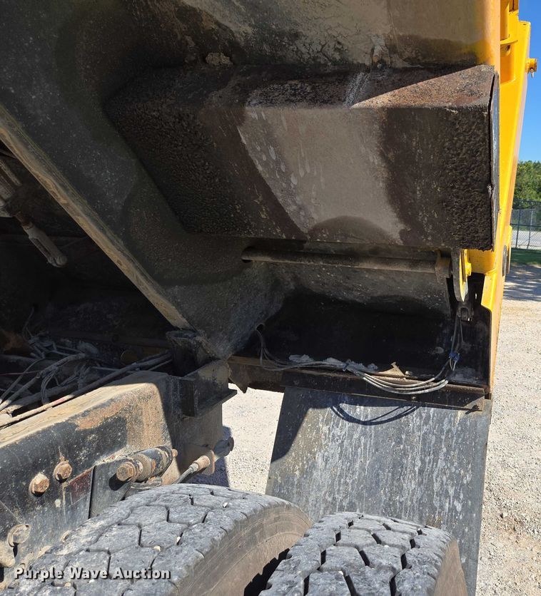 image for item DY0401 2015 Western Star 4700SF dump truck