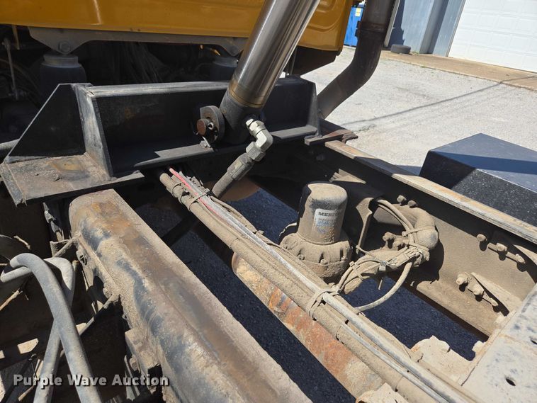image for item DY0401 2015 Western Star 4700SF dump truck