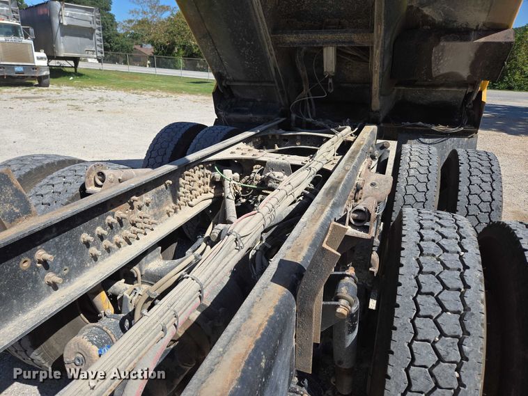 image for item DY0401 2015 Western Star 4700SF dump truck